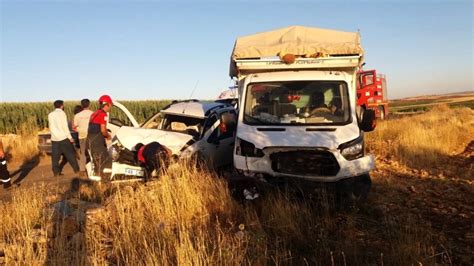 Tarım işçilerini taşıyan kamyonet ile ticari araç çarpıştı 10 yaralı