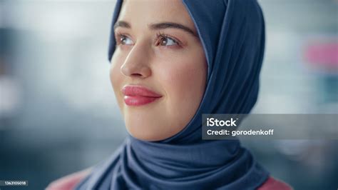Nahaufnahmeporträt Einer Muslimischen Geschäftsfrau Die Hijab Trägt Sieht Nachdenklich Weit Aus