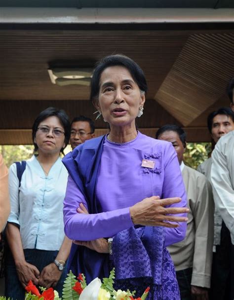 Aung san suu kyi returned to her home of burma to find it roiling with anarchy under the thumb of strongman u ne win, and she spent the next 20 years fighting to give her country back to its people. Birmanie : Aung San Suu Kyi réélue présidente de son parti ...