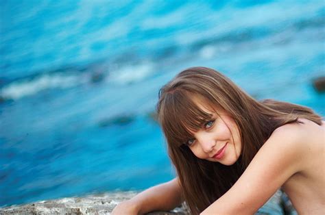 Hd Wallpaper Amelie Smiling Amelie Devushka Water Sea Brown Hair