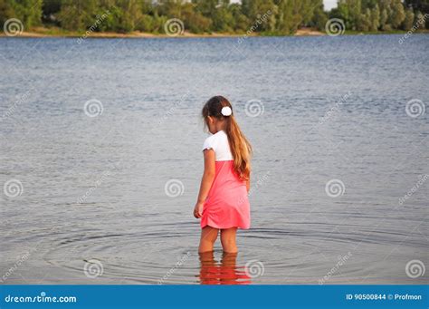 Kleines Mädchen Das Im Wasser Natur Meer Sonnenuntergang Rückseite Porträt Steht Stockfoto