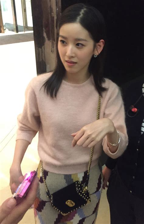 Zhang Zetian To Take Pictures With Her Fans Chinaattila