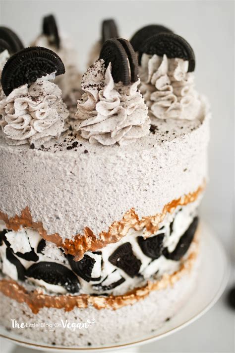 An easy chocolate cake to topped with oreo crumbs, a marshmallow frosting, and a cute splash of milk made from white chocolate. Oreo fault line cake recipe | The Little Blog Of Vegan