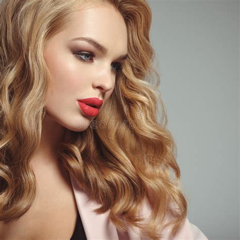 belle jeune fille blonde avec les lèvres rouges sexy photo stock image du coiffure blanc