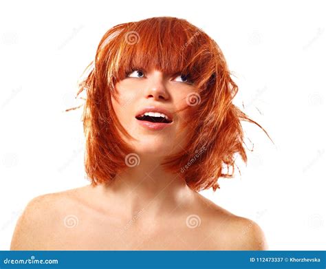 Портрет молодой красивой Redheaded женщины смотря вверх в Стоковое Изображение изображение