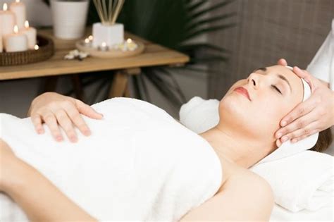mulher que aprecia uma massagem com pedras baixar fotos gratuitas spa freepik holding hands