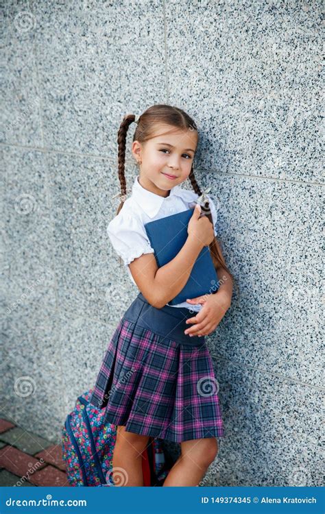 Pequeña Colegiala Con Libro De Vuelta A La Escuela Al Aire Libre Imagen