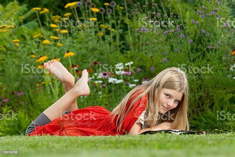 Teenage Girl Lying On Césped Y Leyendo Una Revista Foto De Stock Y Más