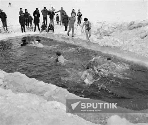 Ice Hole Winter Swimmers Sputnik Mediabank