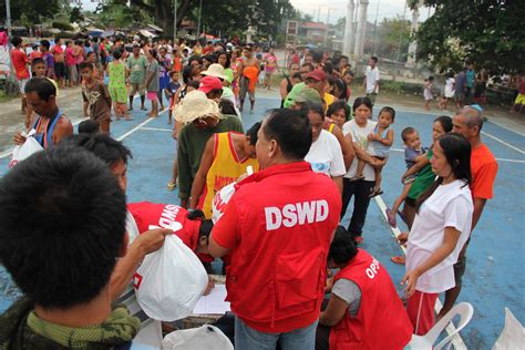 dswd workers distribute relief goods to quake victims in l… flickr