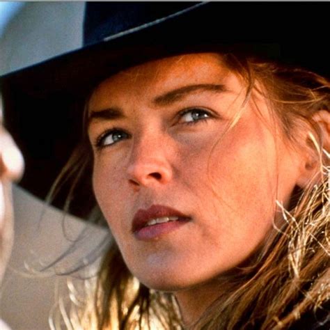Her strict father was a factory worker, and her mother was a homemaker. Sharon Stone en "Rápida y Mortal" (The Quick and The Dead ...