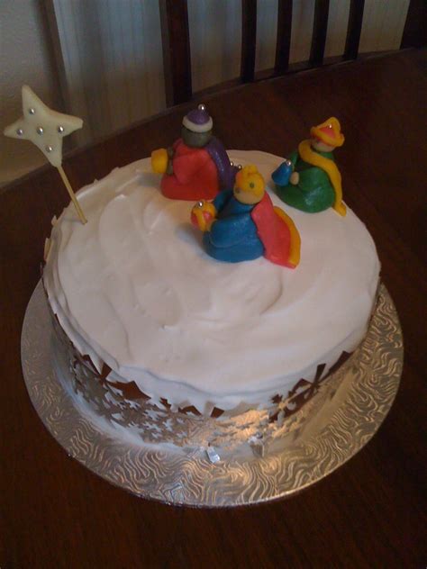 Do not make it too thin yet. A Piece of Cake: Christmas cake - an attempt at fondant icing