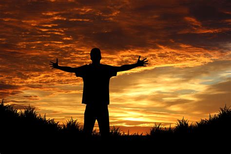 무료 이미지 실루엣 사람 구름 태양 해돋이 일몰 햇빛 소년 새벽 황혼 저녁 주황색 상징 인간의