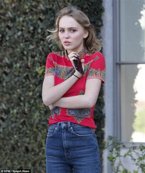 Lily Rose Depp In Skinny Jeans And Printed T Shirt On Shopping Trip