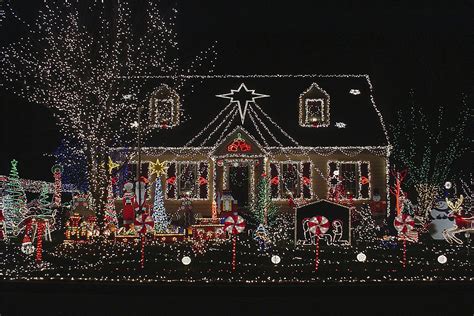Seniors Can Get Free Tour Of Christmas Lights On December 17