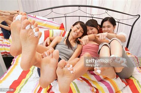 Barefoot Teen Girls Bed Elevated View Bildbanksfoton Och Bilder Getty Images