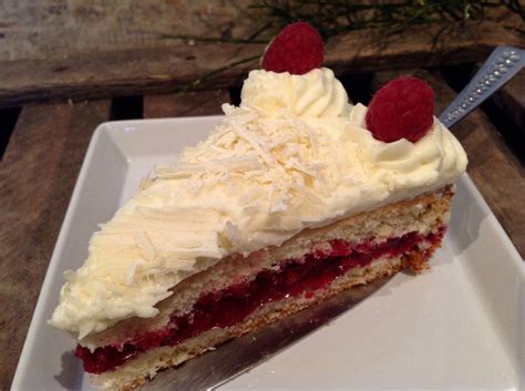 Dadurch bleibt der kuchen länger haltbar und trocknet nicht so schnell aus. Himbeertorte mit weißer Schokolade | Himbeertorte, Kuchen ...