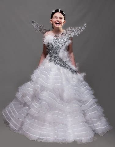 Over the course of this week, i have drawn katniss in her wedding dress. It Takes 250 Yards of Ribbon to Make Katniss' Wedding Gown ...