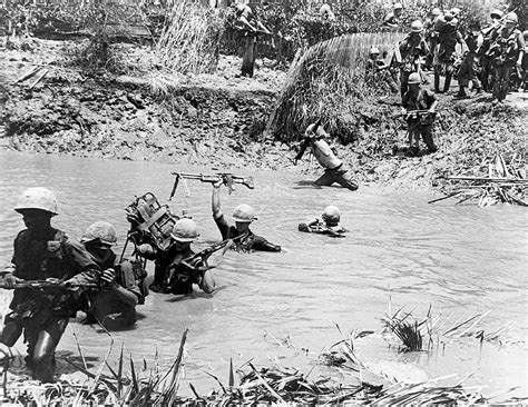 Vietnam War 1967 Members Of The 9th Infantry Division Move Flickr