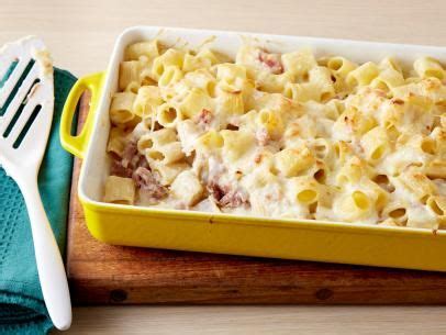 The cheese is subtle and oh, there are wee meatballs scattered everywhere. Baked Rigatoni with Bechamel Sauce | Recipe in 2020 (With ...