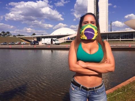 Mulher Melão Aparece Em Frente Ao Congresso De Forma Sensual Para Apoiar Manifestação Tv Foco