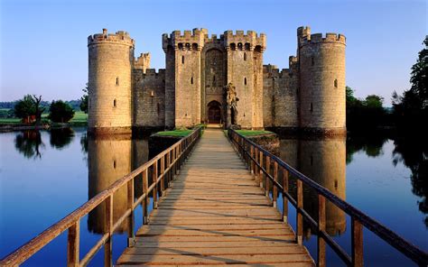 Pin by Leon Cousins on Industry pitch | Bodiam castle, Castles in ...