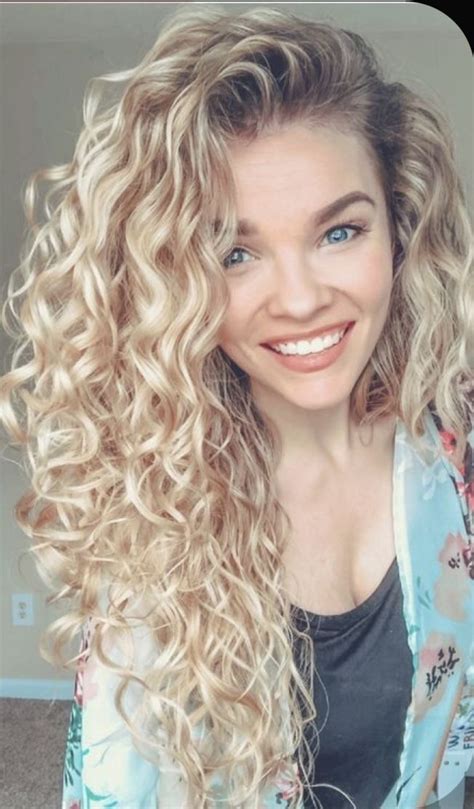 Pin By Sam Craig On Perm And Curly Hairstyles Long Blonde Curly Hair Medium Length Blonde Hair