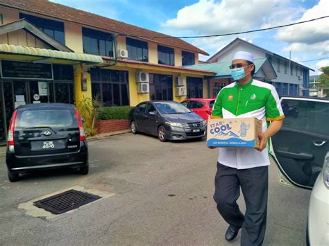 Mungkin dia tidak risih berpakaian demikian karena seisi rumah biasanya hanya wanita, tetapi aku yang melihatnya membuat jantungku berdegup kencang dan darah mudaku pun mendesir. RM12,320 ribu sumbangan Tahfiz Ar Rahimiyah - Berita Parti ...