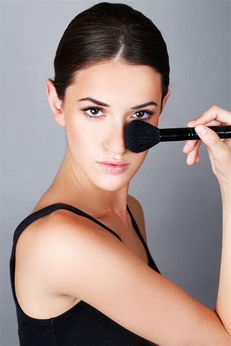2 putting on your bronzer. An Easy Guide on How to Apply Bronzer in 60 Seconds Flat ...