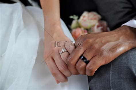 刚刚结婚的跨种族夫妇手牵手戴着结婚戒指高清摄影大图 千库网