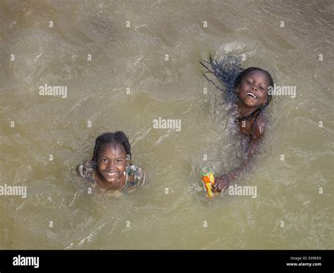 Niñas Bañándose En El Río Fotografías E Imágenes De Alta Resolución Alamy