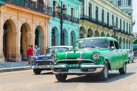 Old Cars Next To Traditional Buildings In Old Havan Editorial Image Image Of Classic Cuban
