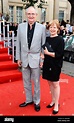 Jim Broadbent y su esposa Anastasia llegan para el estreno mundial de ...