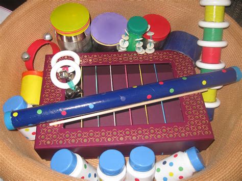 You will be surprised at some of the things that you can use to create fun instruments with your little one. Pre-school Play: DIY Instruments / Sound-makers