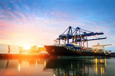 El transporte marítimo internacional es el traslado de carga o pasajeros a través del mar de un país a otro, utilizando medios de transporte como barcos u otra clase de embarcaciones. Cotransa