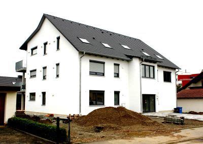 Og und verfügt über zwei schlafzimmer, einen großen wohnraum mit balkon auf der südseite. KfW-Effizienzhaus 55 als 6-Familienhaus in Riedlingen ...