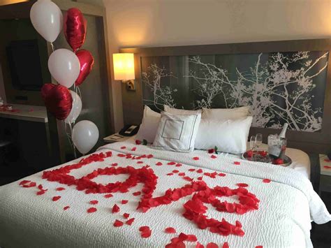 Enchanting and cheerful spikes that smarten up your cosy cocoon. Valentine Bedroom Decoration Ideas | Romantic room ...