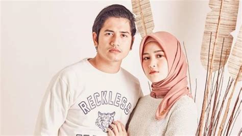 Seperti yang terjadi dengan beberapa artis kita yang sebagian. 5 Fakta Henny Rahman Unggah Foto Tanpa Hijab, Zikri Daulay Isyaratkan Ada Masalah Rumah Tangga ...