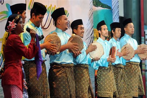 Polemik klaim malaysia berakhir setelah alat musik ini terdaftar sebagai karya agung warisan budaya lisan dan nonbendawi manusia di unesco sejak november 2010. TERENGGANU DI HATI KAMI SOKMO: KEBUDAYAAN DAN PERMAINAN ...