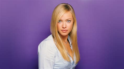 Актриса блондинка Кристанна Локен фото на фиолетовом фоне обои для