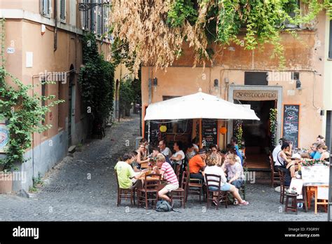 Diners Eating Al Fresco In Trastevere Rome Stock Photo Alamy