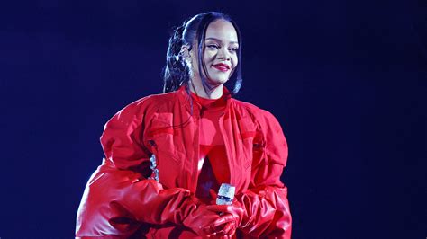 Rihanna Fans Are Convinced Shes Pregnant After She Shows Bump During
