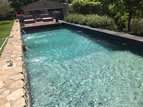 L'enduit piscine aquadeco est un mortier fin teinté pour réaliser la finition des piscines.il s'applique sur 2 couches de mabetanche. Piscines Béton Ciré - Musset et fils pool design