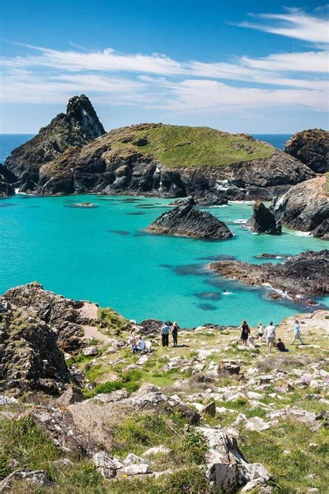kynance cove is the prettiest and most photographed beach in cornwall click through to post for