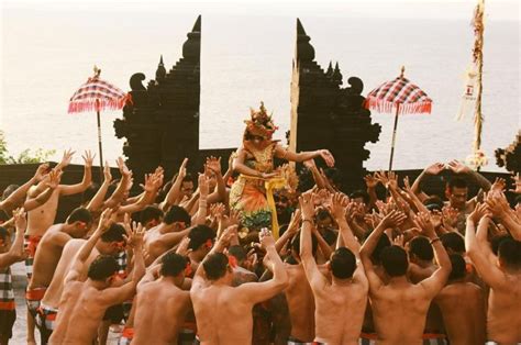 10 Gambar Tari Kecak Uluwatu Bali Jadwal Pertunjukan Harga Tiket Masuk