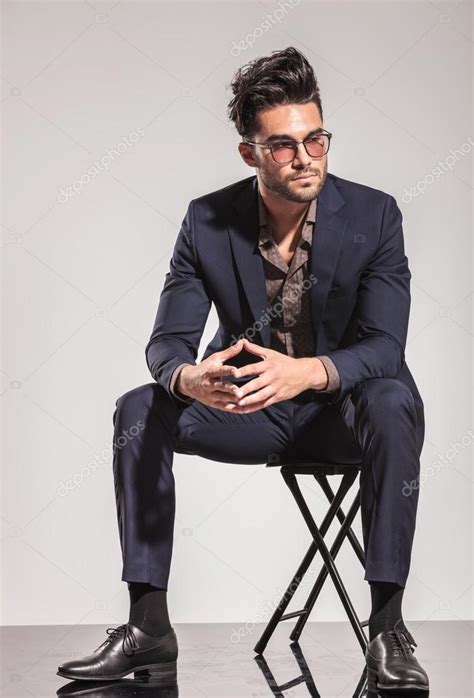 Fashion Man In Suit Sitting And Looks To Side — Zdjęcie Stockowe
