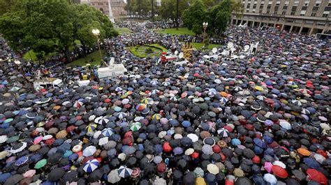 thousands of argentines protest prosecutor s death