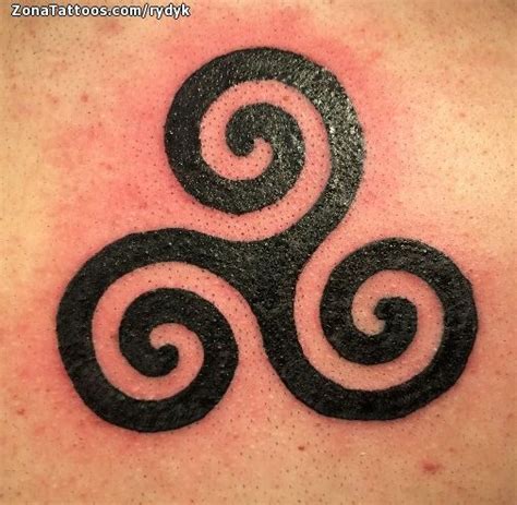 Tatuaje De Trisquel Celtas Tatuajes Celtas