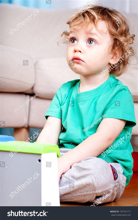 Sad Little Boy Sitting On Floor Foto De Stock 197741171 Shutterstock