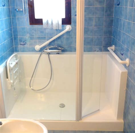 La baignoire à porte de l'image ci dessus est disponible sur ce lien. Douche pour personne âgée, installation et aménagement ...